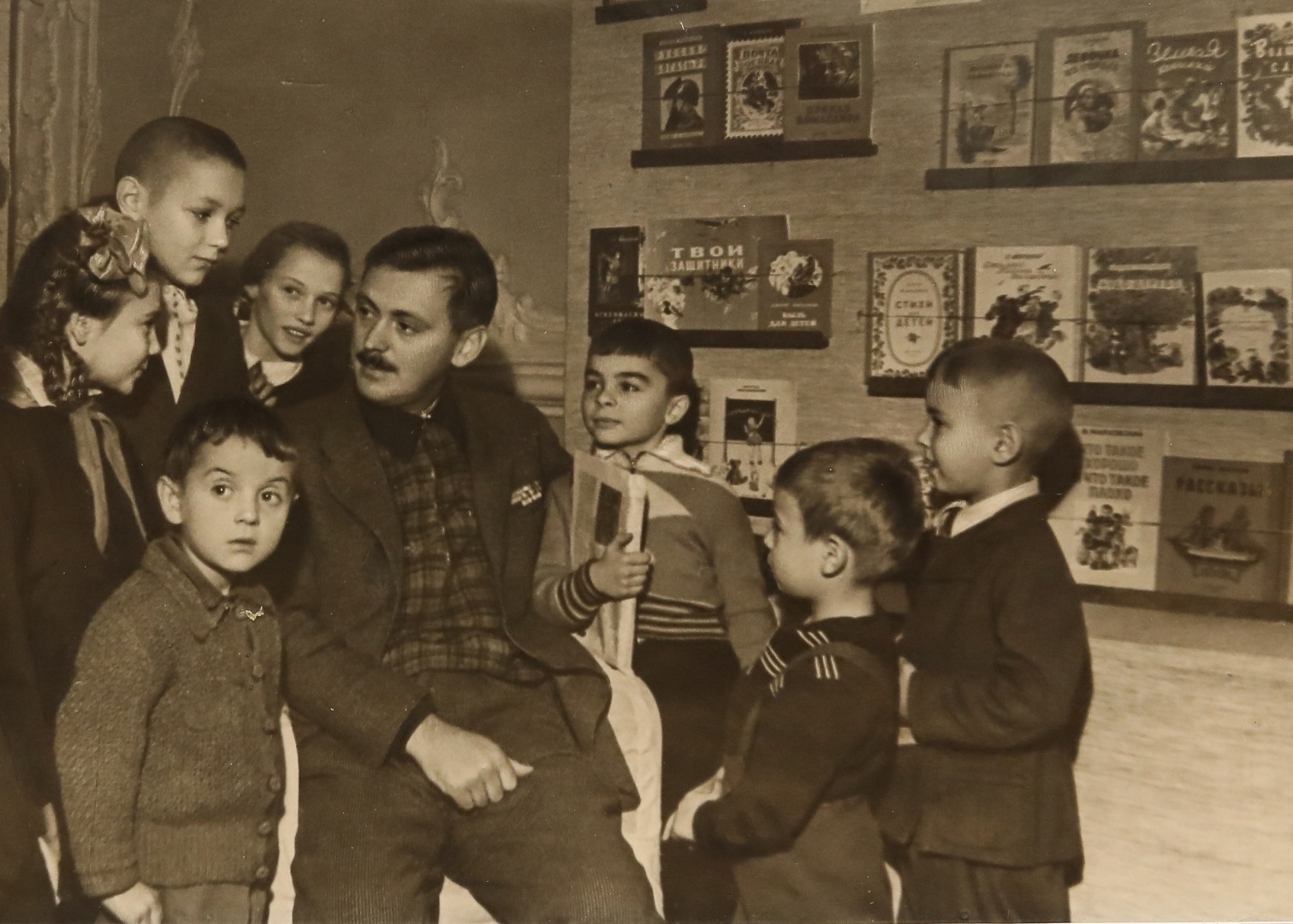С. Михалков общается с читателями. Неделя детской книги, 1945 год (фото из архива РГДБ). © Национальная электронная детская библиотека